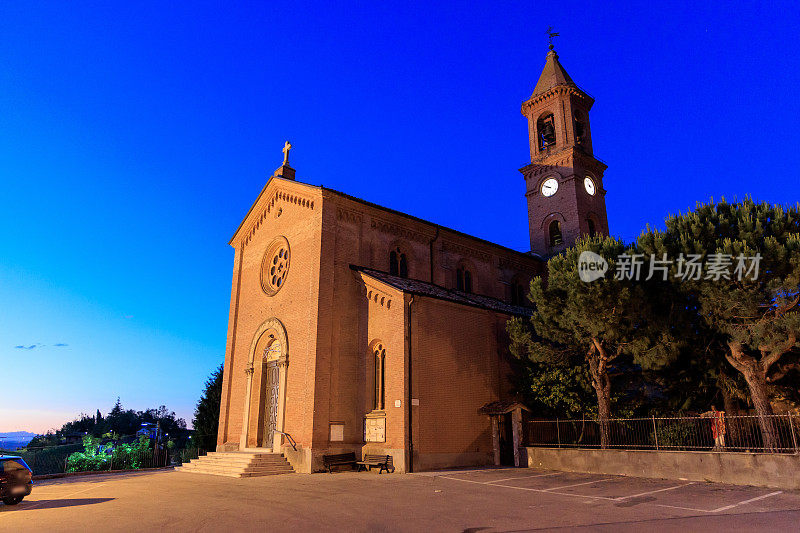 朗赫的Serralunga d'Alba教堂